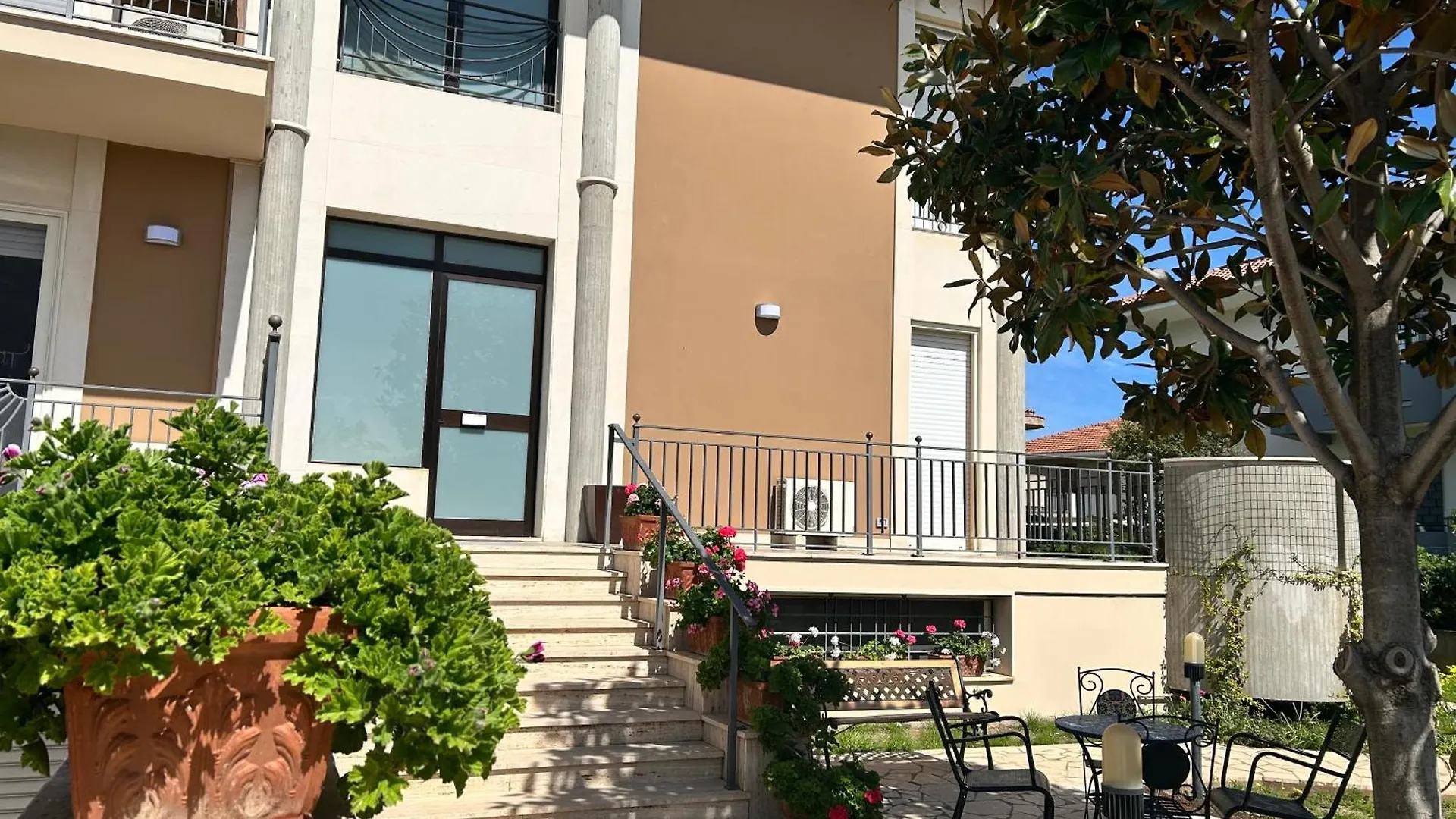 Room In Avola